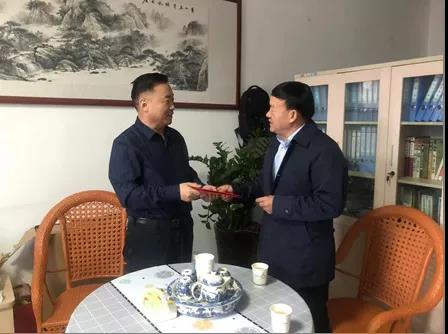 敦煌種業(yè)領(lǐng)導(dǎo)看望慰問公司老干部、老黨員及困難黨員職工