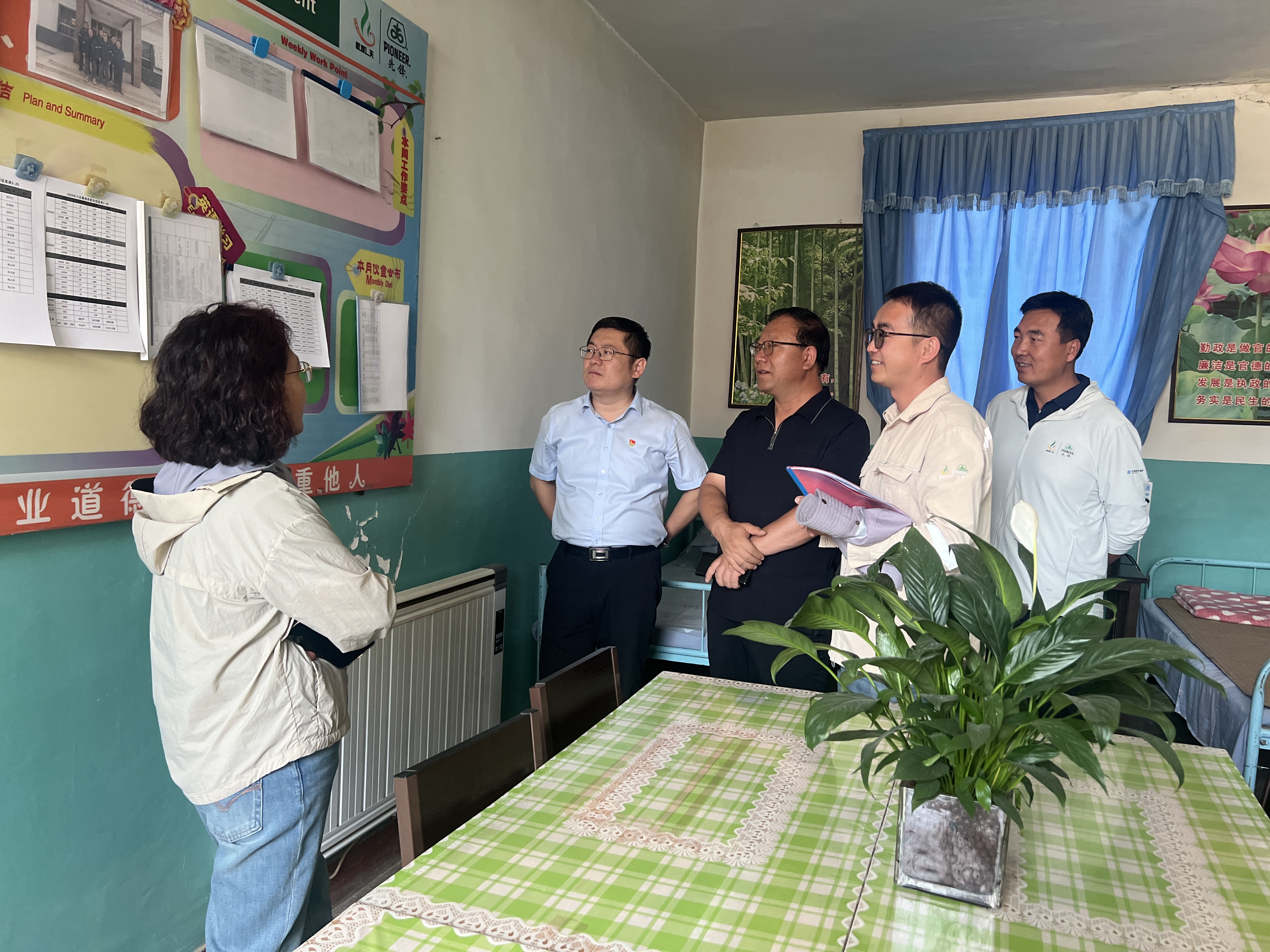 敦煌種業(yè)開展“夏送清涼”慰問活動